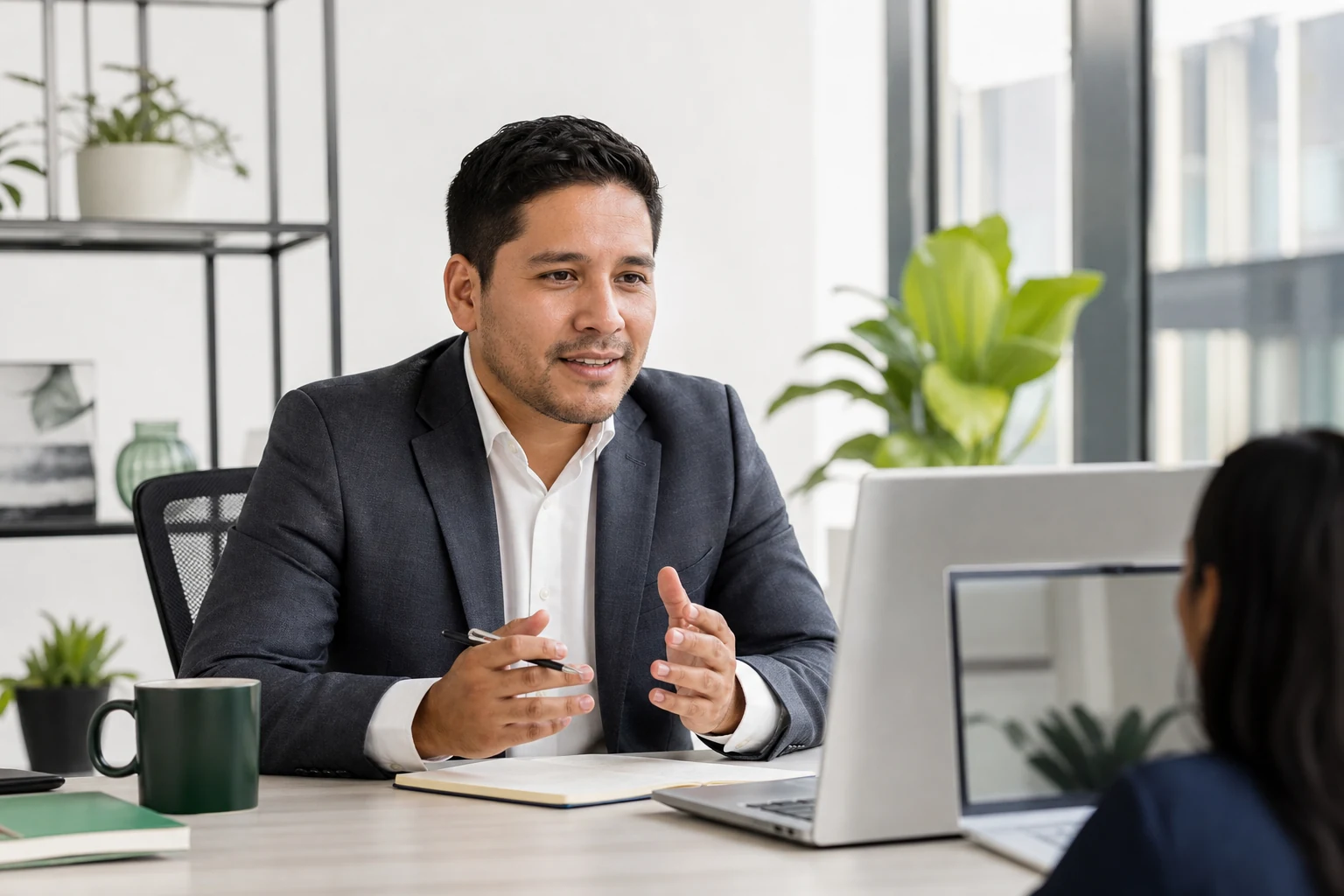 Especialista continuando la conversación con un cliente
